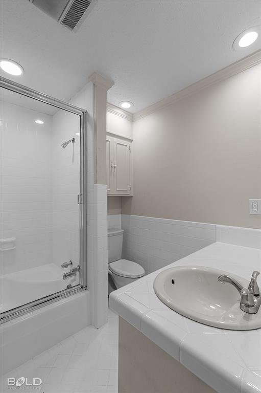 5800 Jefferson Paige Road Shreveport, LA 71119 - Photo 22 of 39 a bathroom with a sink and a vanity