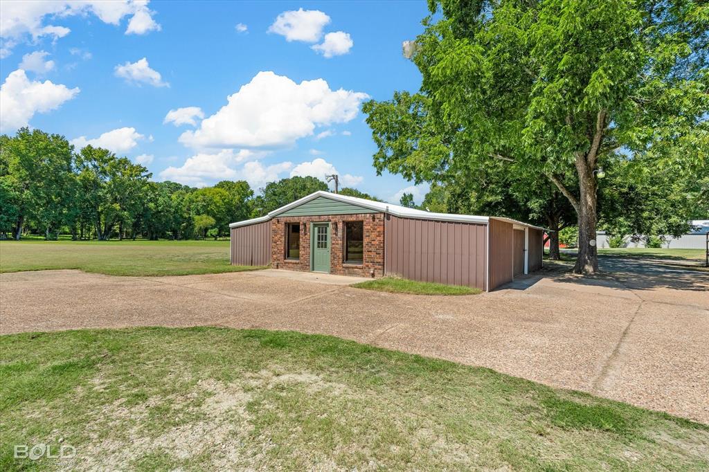 5800 Jefferson Paige Road Shreveport, LA 71119 - Photo 34 of 39 a backyard of a house with table and chairs