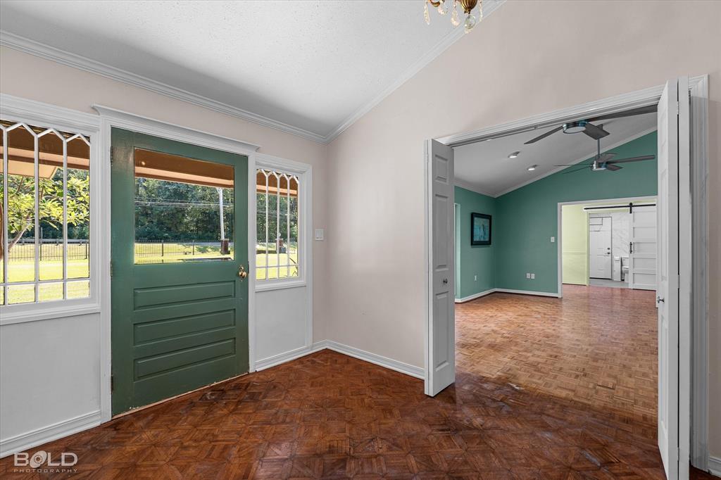 5800 Jefferson Paige Road Shreveport, LA 71119 - Photo 7 of 39 a view of an empty room with a window