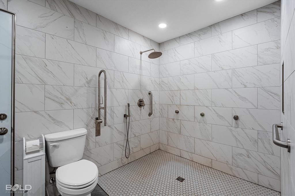 5800 Jefferson Paige Road Shreveport, LA 71119 - Photo 10 of 39 a bathroom with a toilet and shower