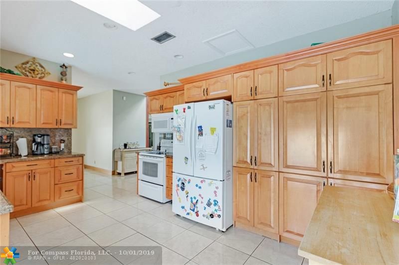 8067 Buttonwood Circle Tamarac, FL 33321 - Photo 17 of 33