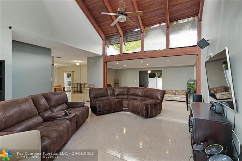 8067 Buttonwood Circle Tamarac, FL 33321 - Photo 4 of 33