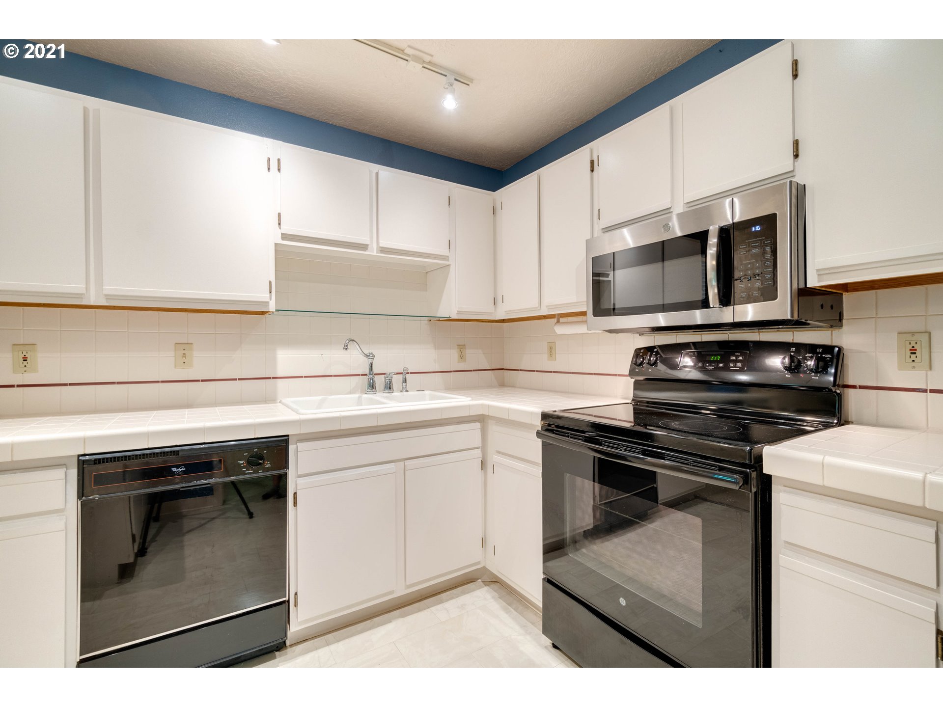 4000 Carman Drive, Unit E68 Lake Oswego, OR 97035 - Photo 13 of 27