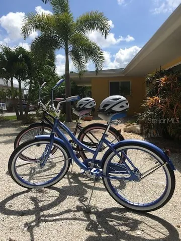 a view of backyard with residential houses