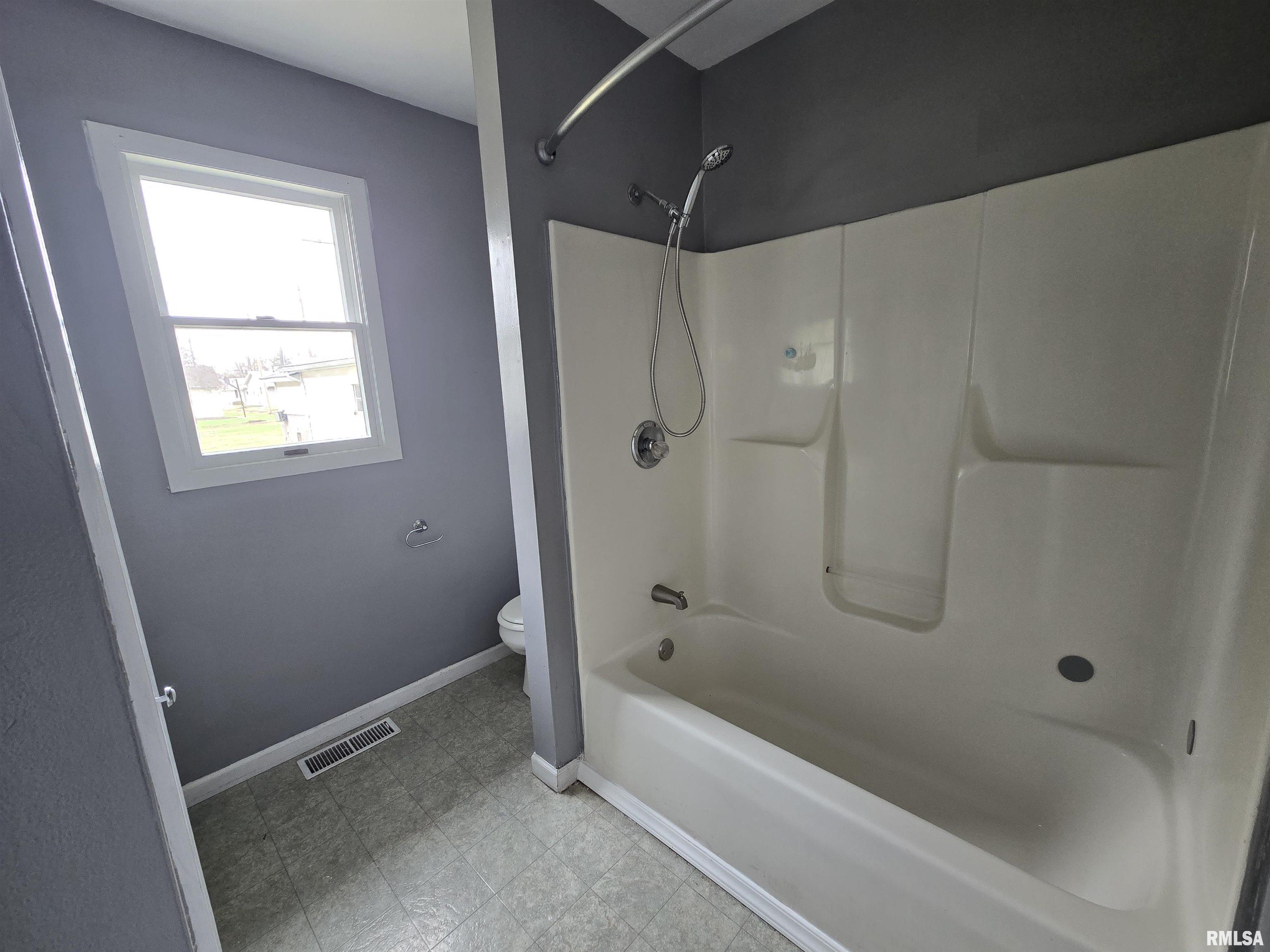165 West Twyman Street Bushnell, IL 61422 - Photo 7 of 18