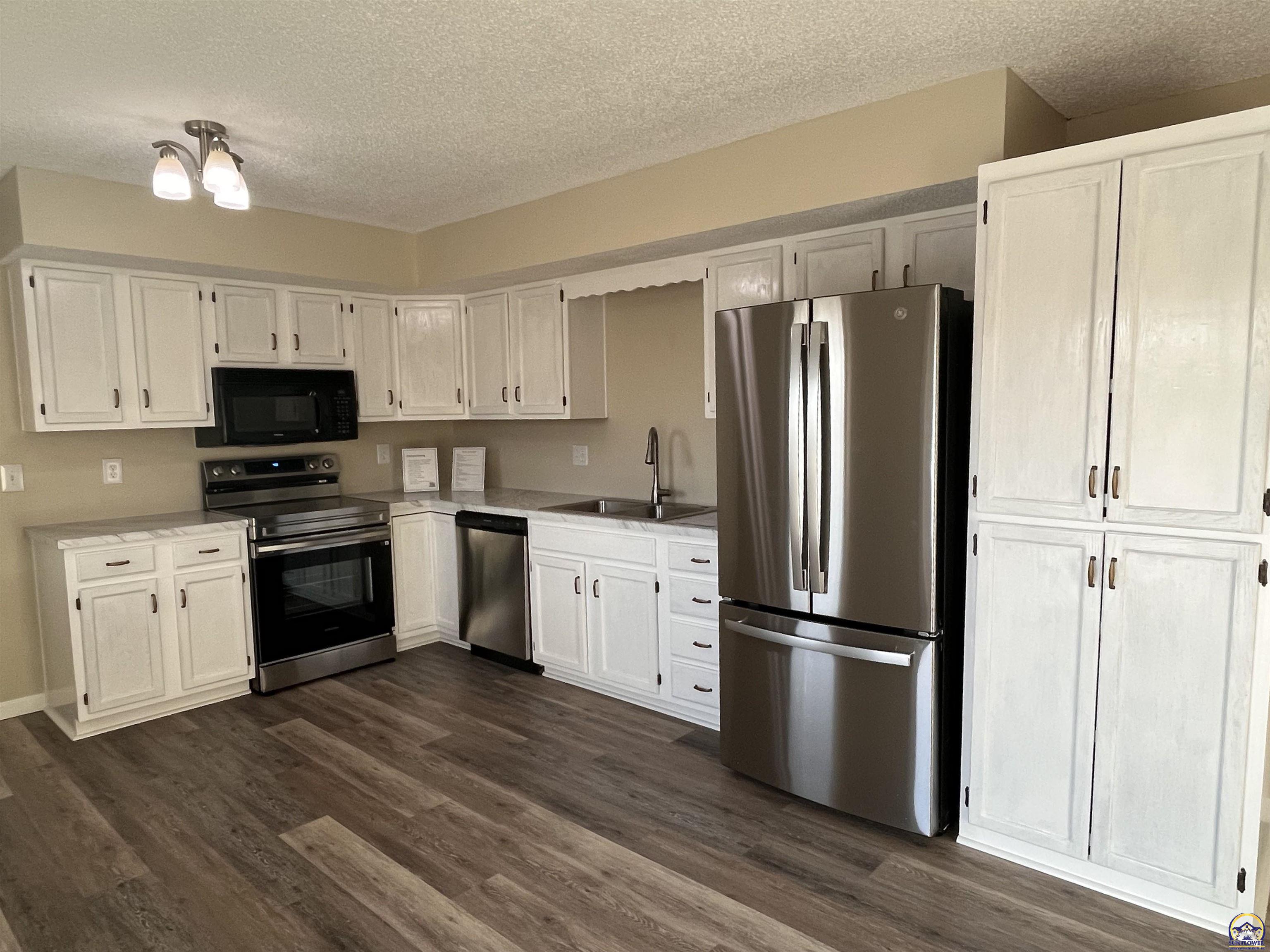 8001 Southwest 24th Street Topeka, KS 66614 - Photo 4 of 32 Kitchen/Dining
