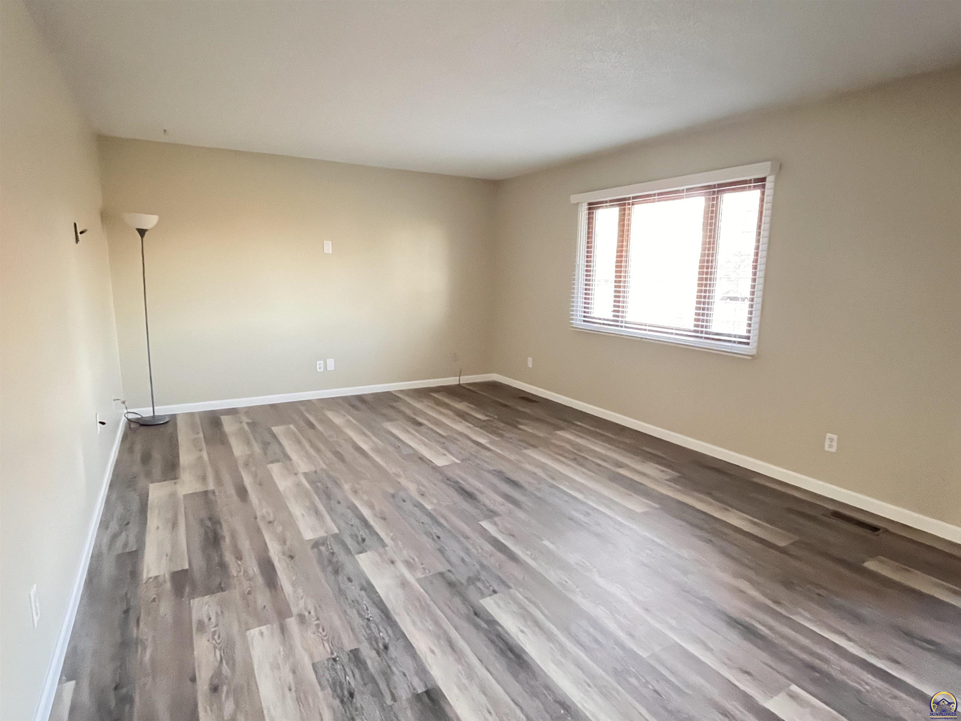 8001 Southwest 24th Street Topeka, KS 66614 - Photo 6 of 32 Living Room