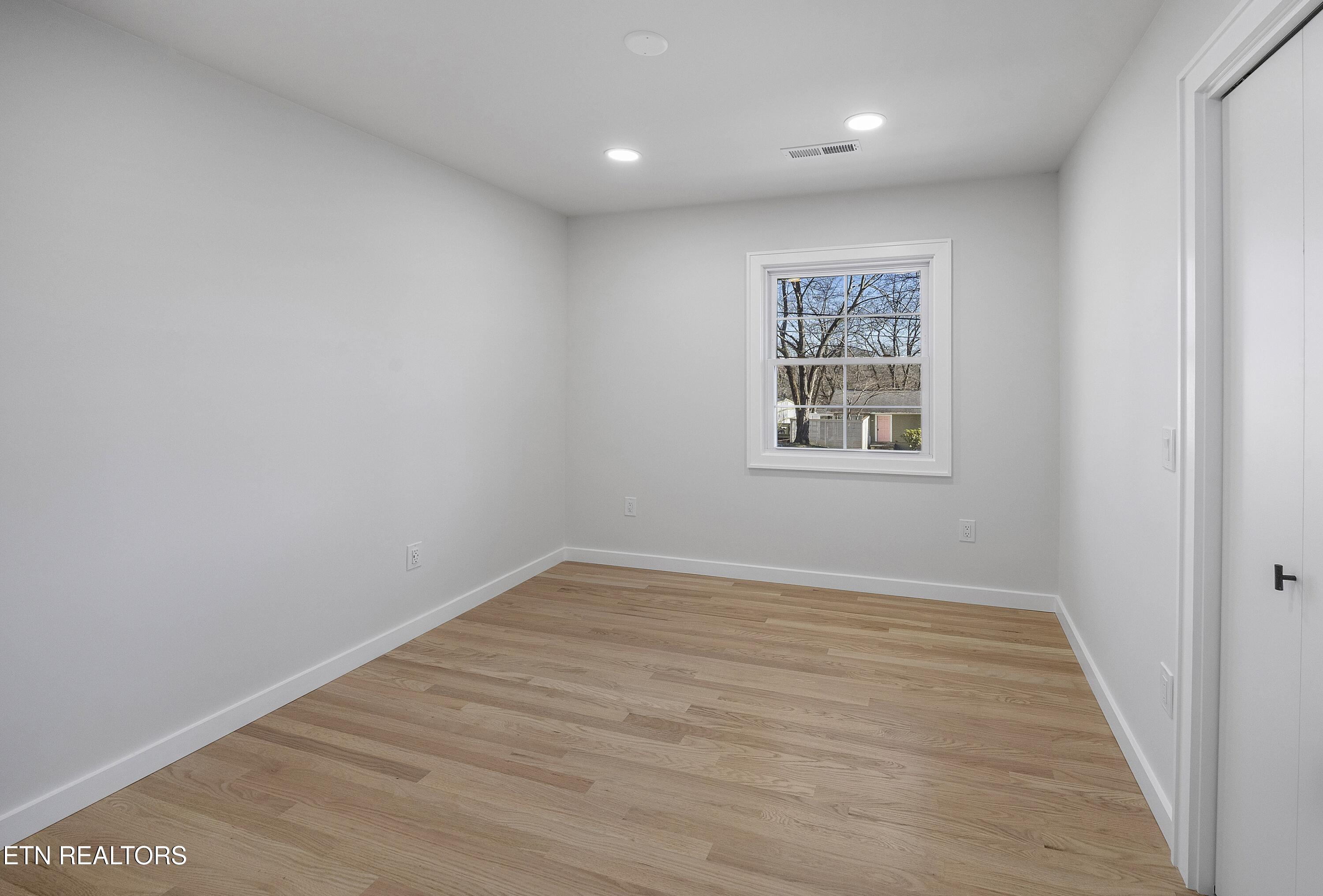 713 Aeronca Road Northwest Knoxville, TN 37919 - Photo 22 of 36 Upper level bedroom