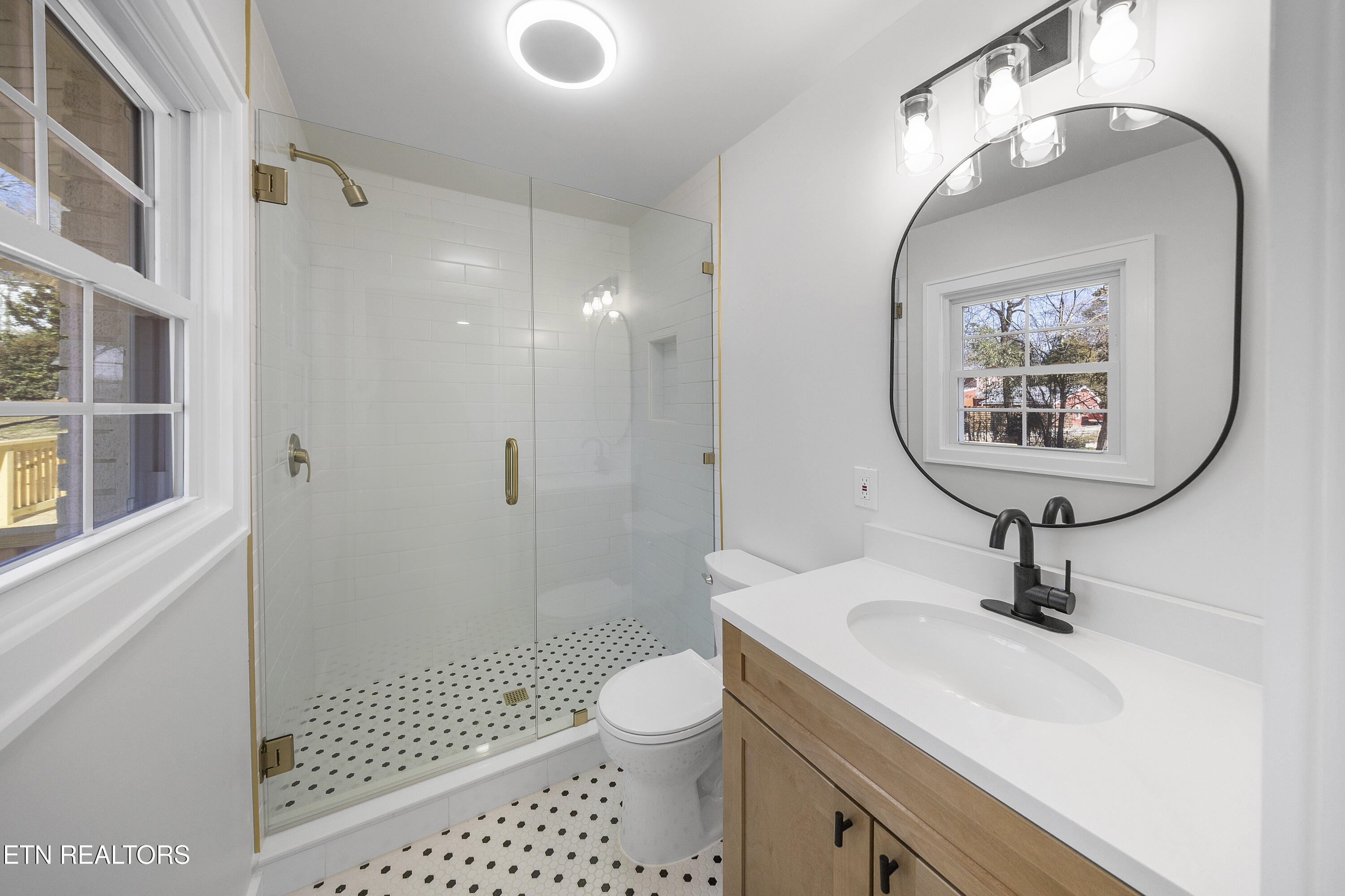 713 Aeronca Road Northwest Knoxville, TN 37919 - Photo 27 of 36 Upper level bath #2