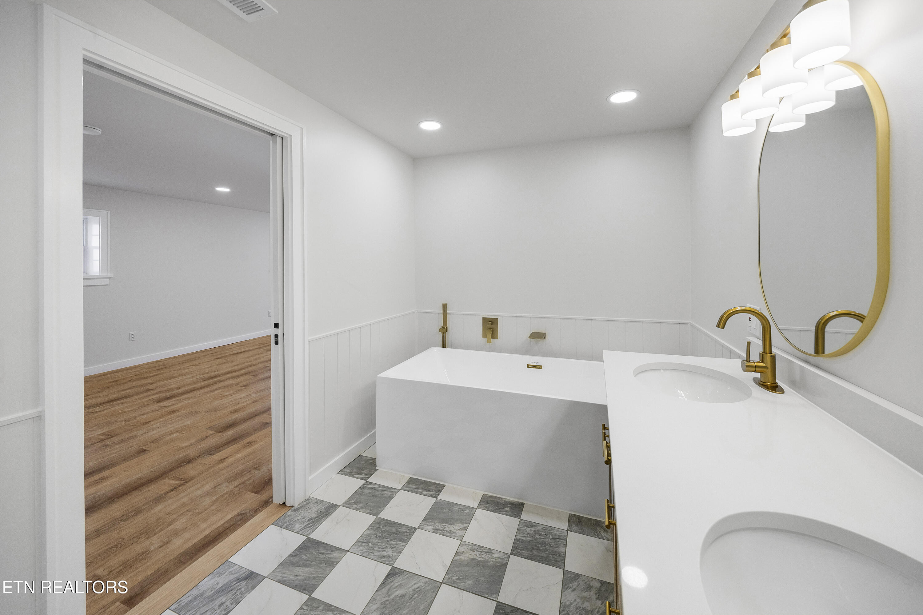 713 Aeronca Road Northwest Knoxville, TN 37919 - Photo 31 of 36 Custom Primary Bath