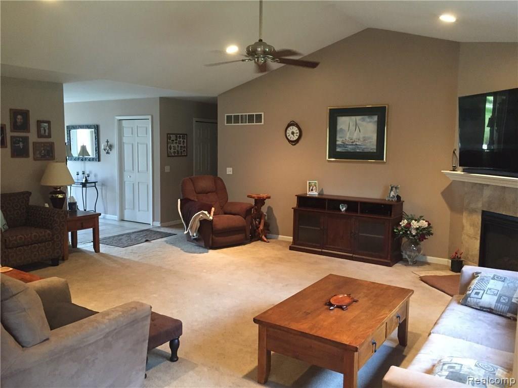 21325 24 Mile Road Macomb, MI 48042 - Photo 11 of 38 Living room