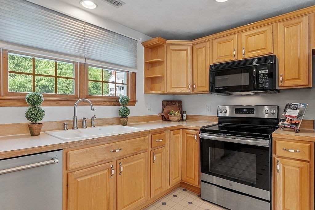 16 Locke Road Billerica, MA 01821 - Photo 8 of 42