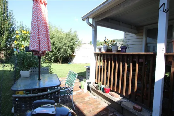 a view of a backyard