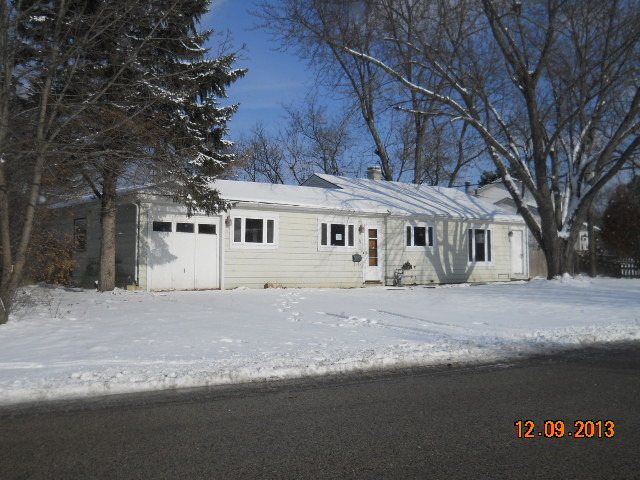 6 Butterfield Road Lake Zurich, IL 60047 - Photo 2 of 11 a view of a house with a road