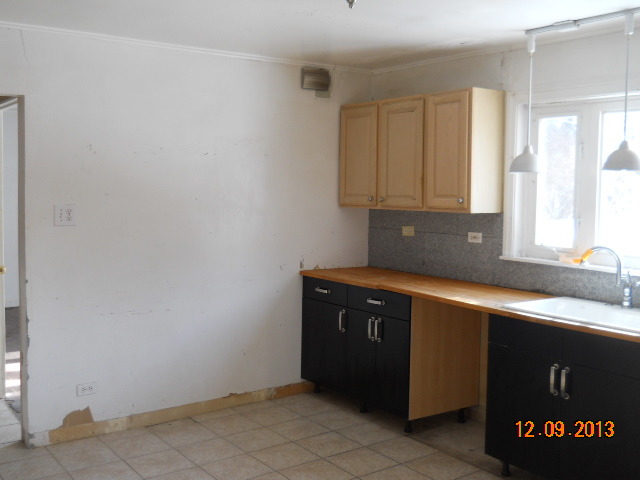 6 Butterfield Road Lake Zurich, IL 60047 - Photo 6 of 11 a kitchen with a sink and cabinets