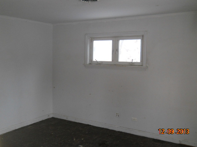 6 Butterfield Road Lake Zurich, IL 60047 - Photo 8 of 11 an empty room with a window