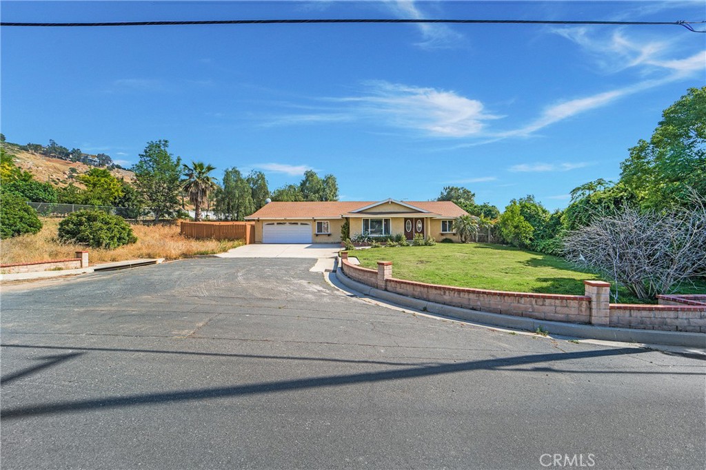 an outdoor view of the house