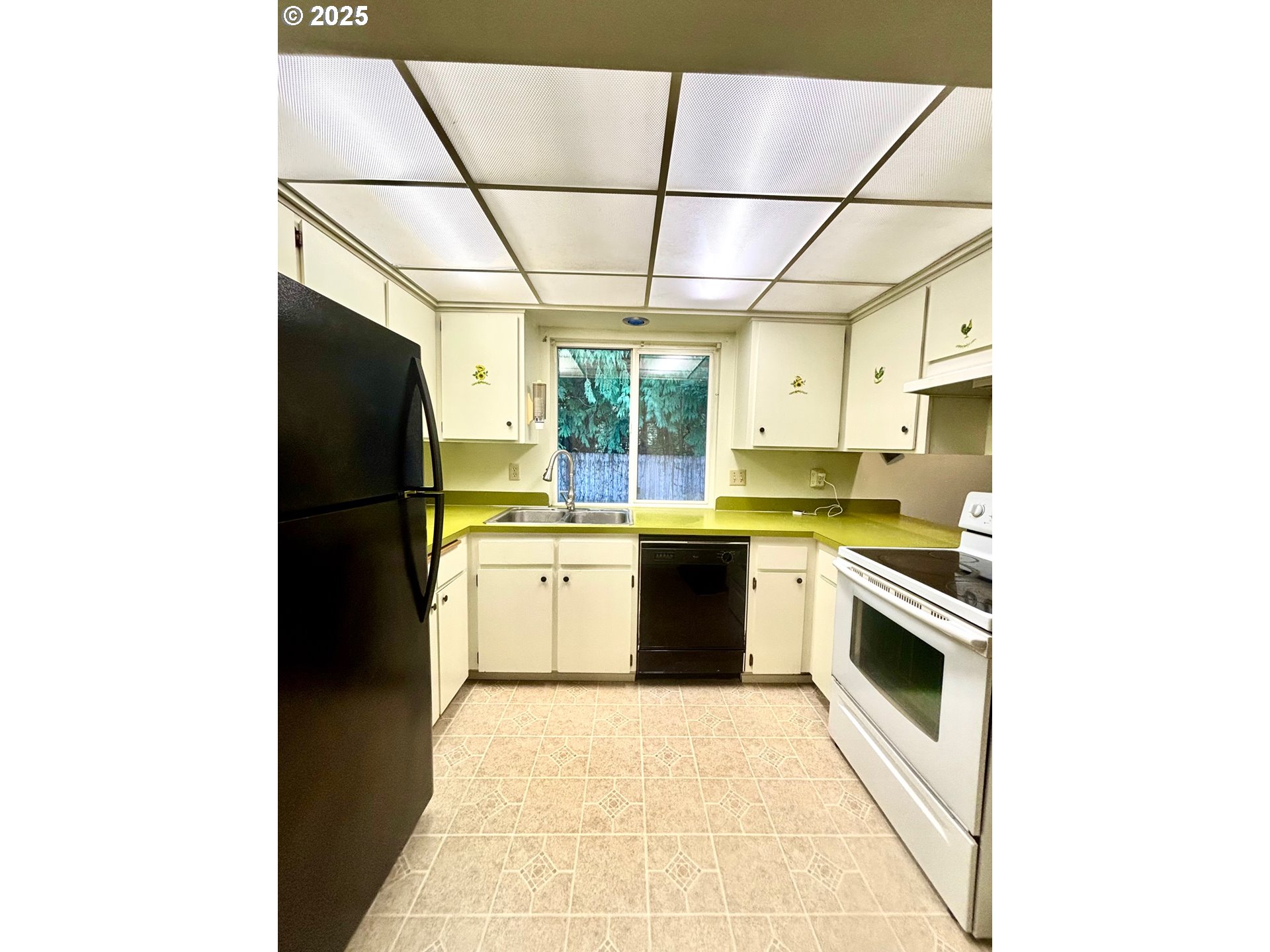 3314 Munsel Lake Road Florence, OR 97439 - Photo 12 of 29 a kitchen with a sink a stove and refrigerator