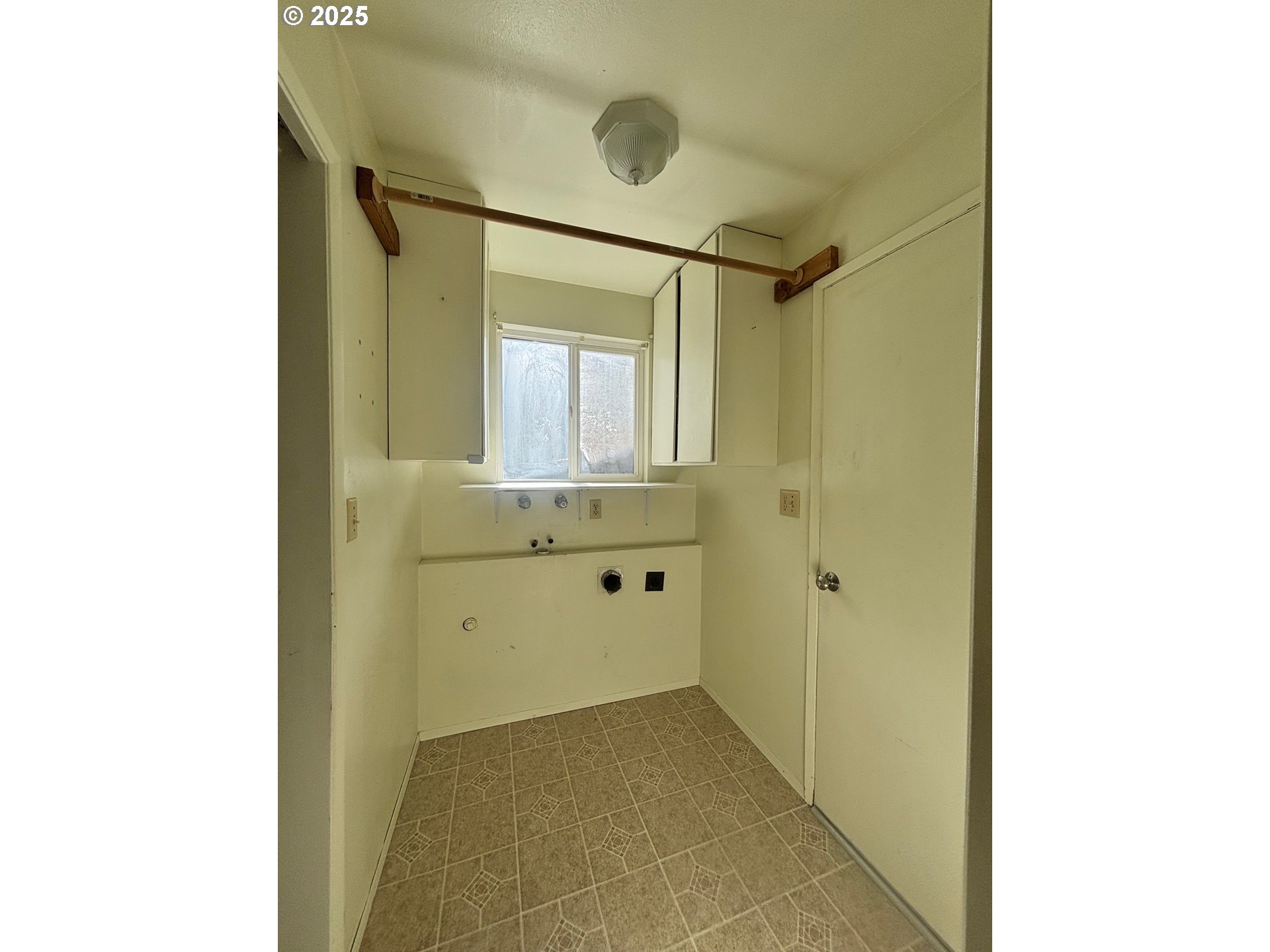 3314 Munsel Lake Road Florence, OR 97439 - Photo 29 of 29 a bathroom with a shower and a sink