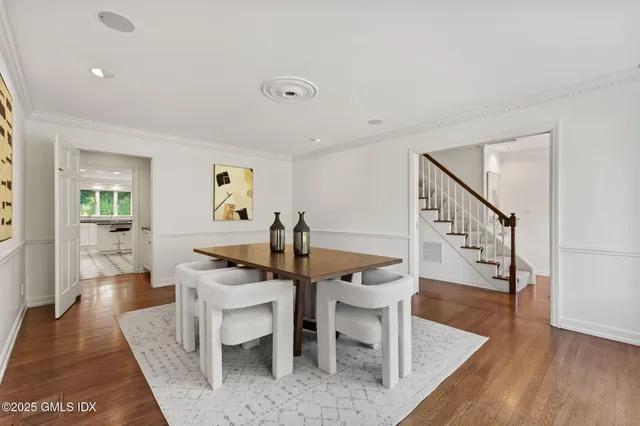 a view of a livingroom with furniture and a dining table