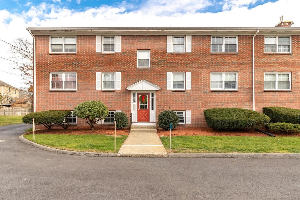 68 Preston Street, Unit 1B Wakefield, MA 01880 - Photo 4 of 26