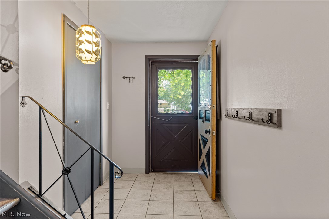 13548 Holland Road Brook Park, OH 44142 - Photo 3 of 27 Foyer