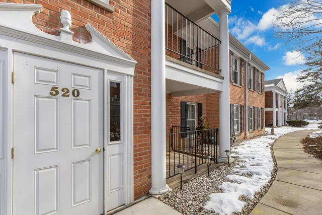 $225,000 | 520 Shorely Drive, Unit 201, Barrington, IL 60010