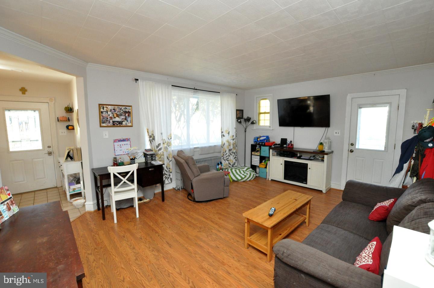 359 North Forklanding Road Maple Shade, NJ 08052 - Photo 6 of 29 Living Room