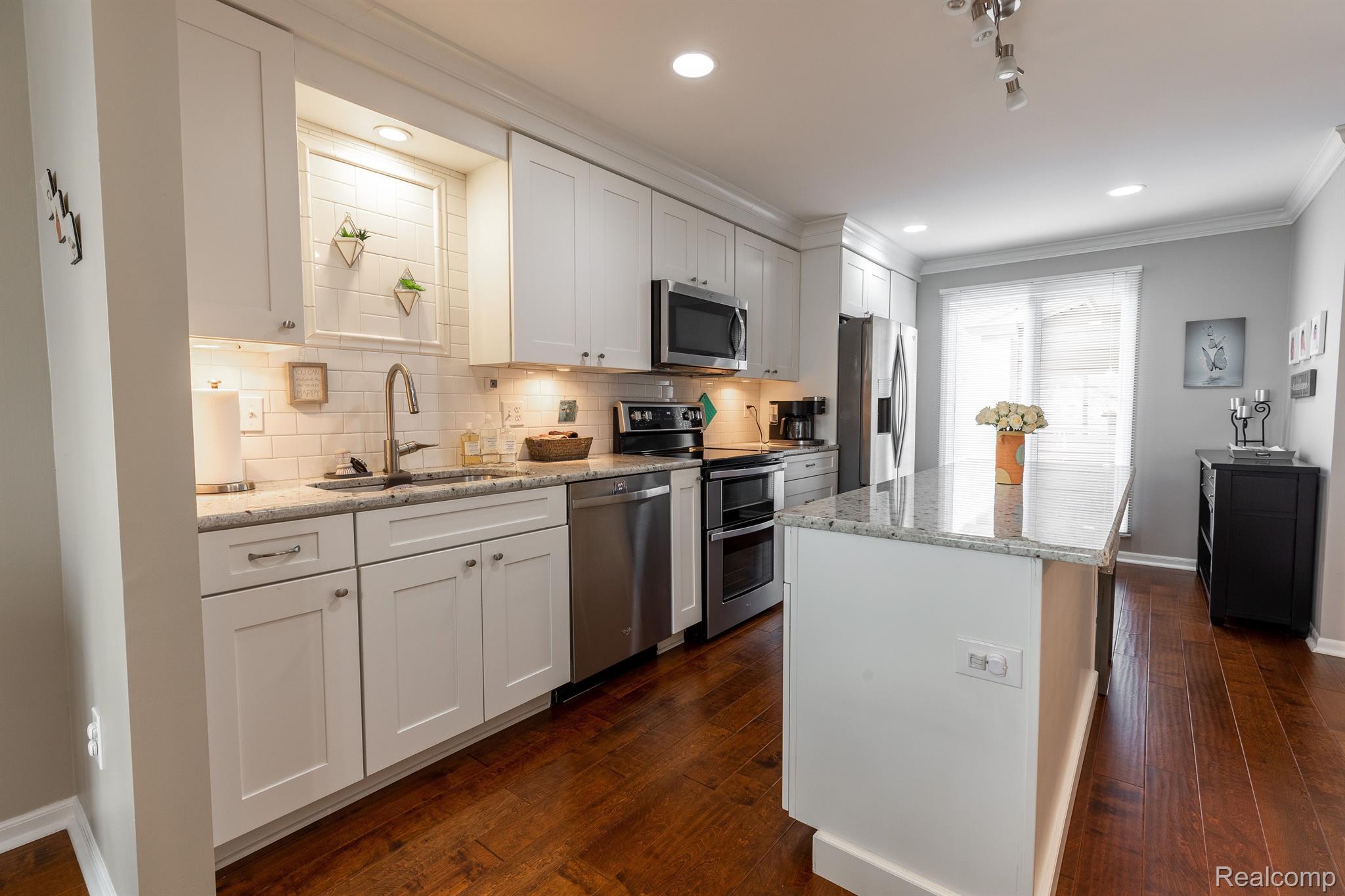 970 Golfview Court Rochester, MI 48307 - Photo 11 of 49 Beautifully renovated island kitchen