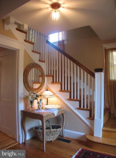 6410 Pinehurst Road Baltimore, MD 21212 - Photo 2 of 30 COZY AND WARM ENTRY INTO THIS WONDERFUL HOME!