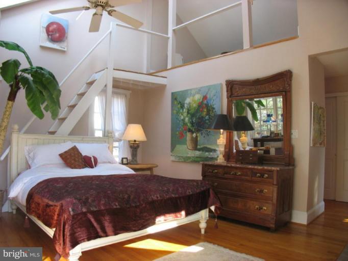 6410 Pinehurst Road Baltimore, MD 21212 - Photo 16 of 30 MASTER INCLUDES, FULL BATH,SKYLIGHTS, LOFT & PORCH