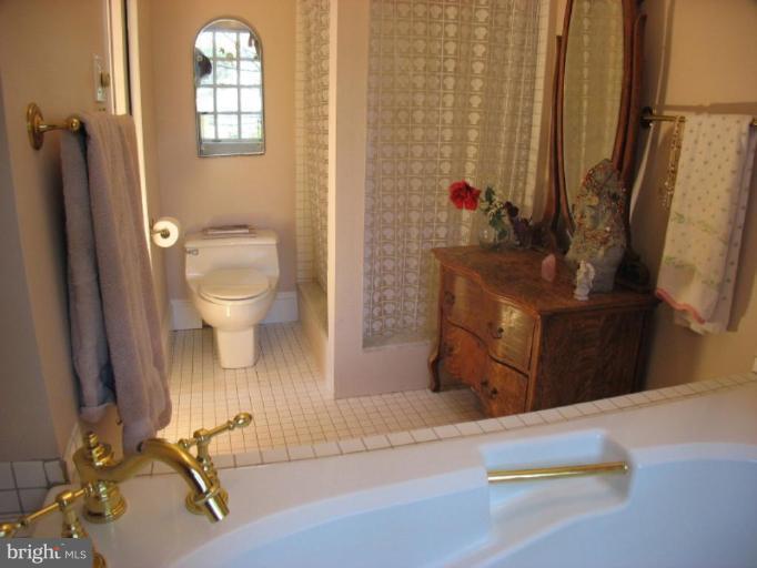 6410 Pinehurst Road Baltimore, MD 21212 - Photo 21 of 30 MASTER BATH HAS SOAKING TUB, SEPARATE SHOWER