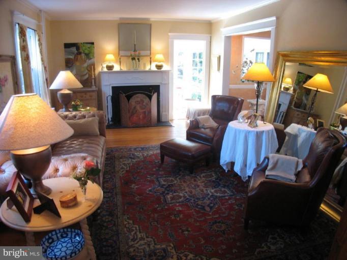 6410 Pinehurst Road Baltimore, MD 21212 - Photo 5 of 30 VIEW OF LIVING RM FROM ENTRY HALL