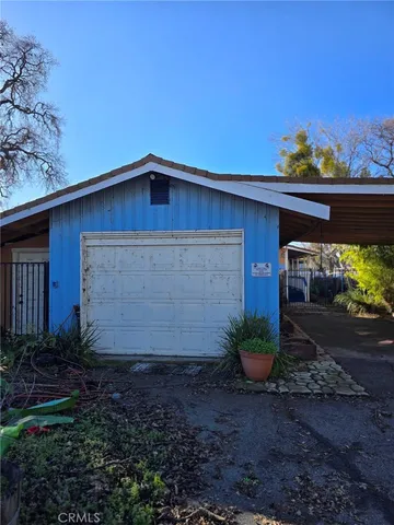 a backyard of a house with lots of plants and trees