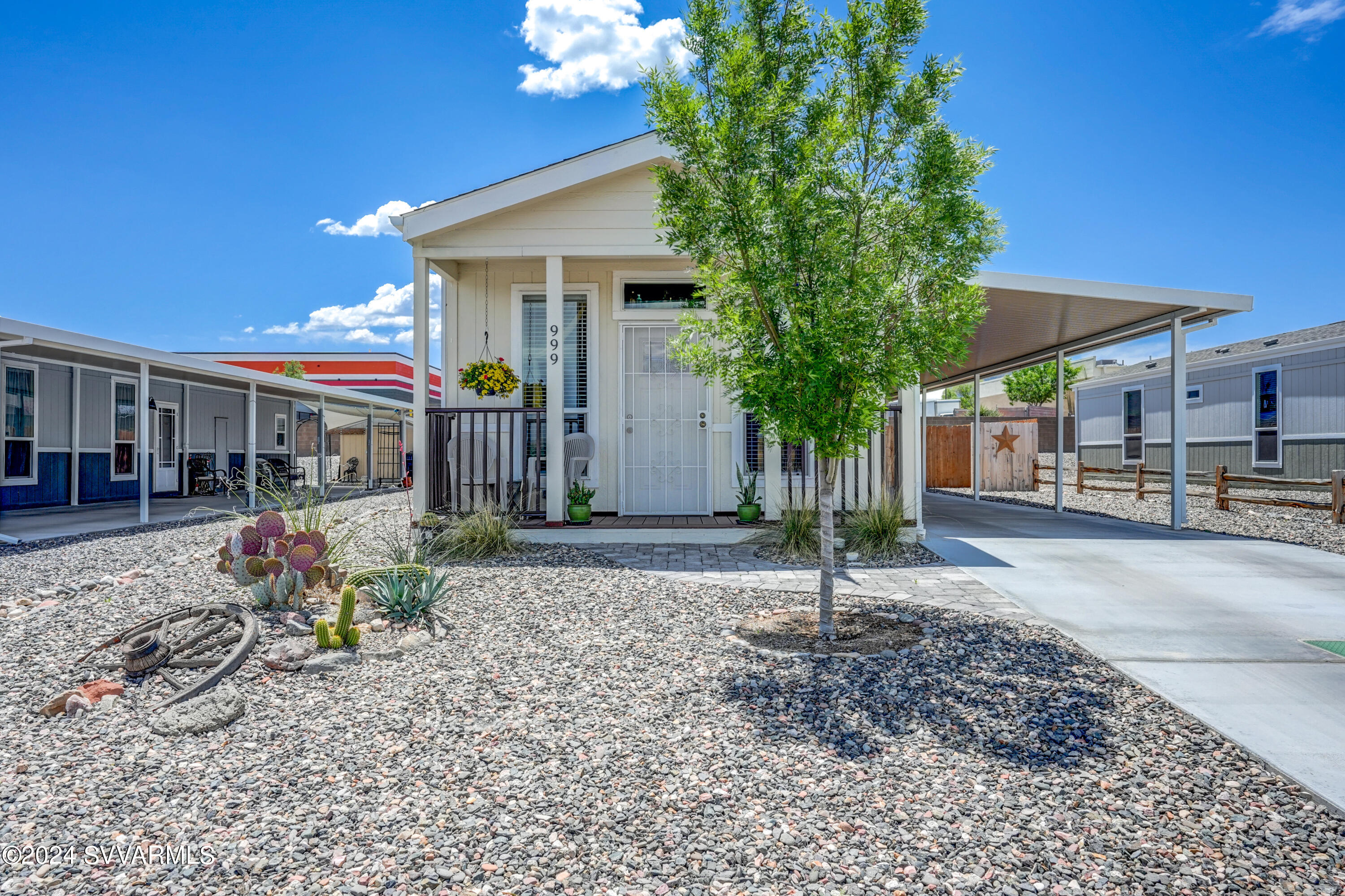 999 Thorton Road, Unit 21 Camp Verde, AZ 86322 - Photo 4 of 23 a front view of a house with garden