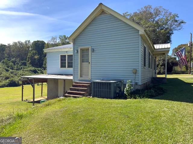 a view of a house with a yard