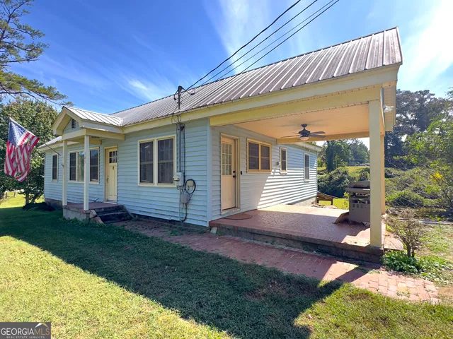 a view of a house with backyard
