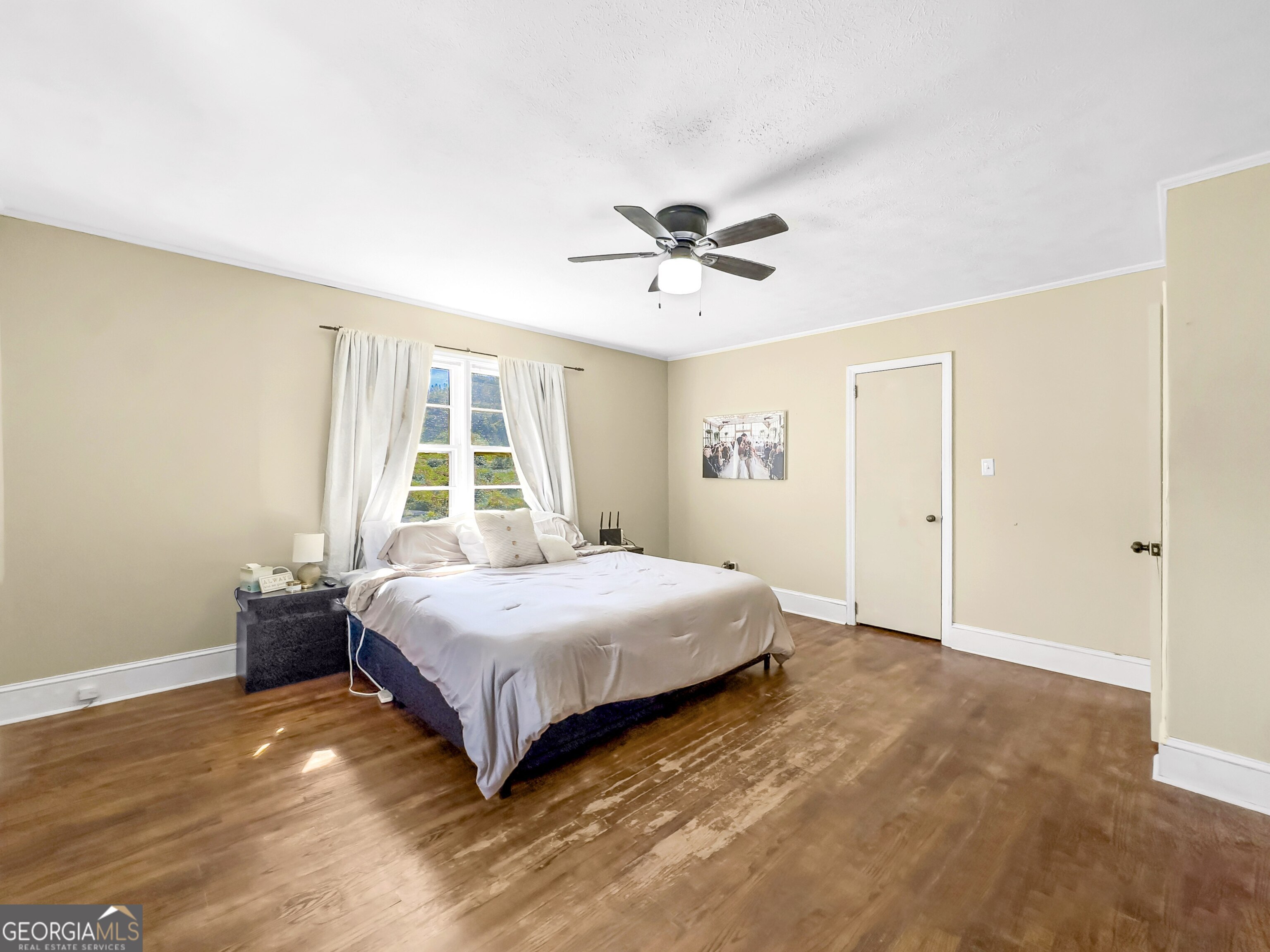 145 Apple Road Thomaston, GA 30286 - Photo 31 of 43 a spacious bedroom with a large bed and a chandelier