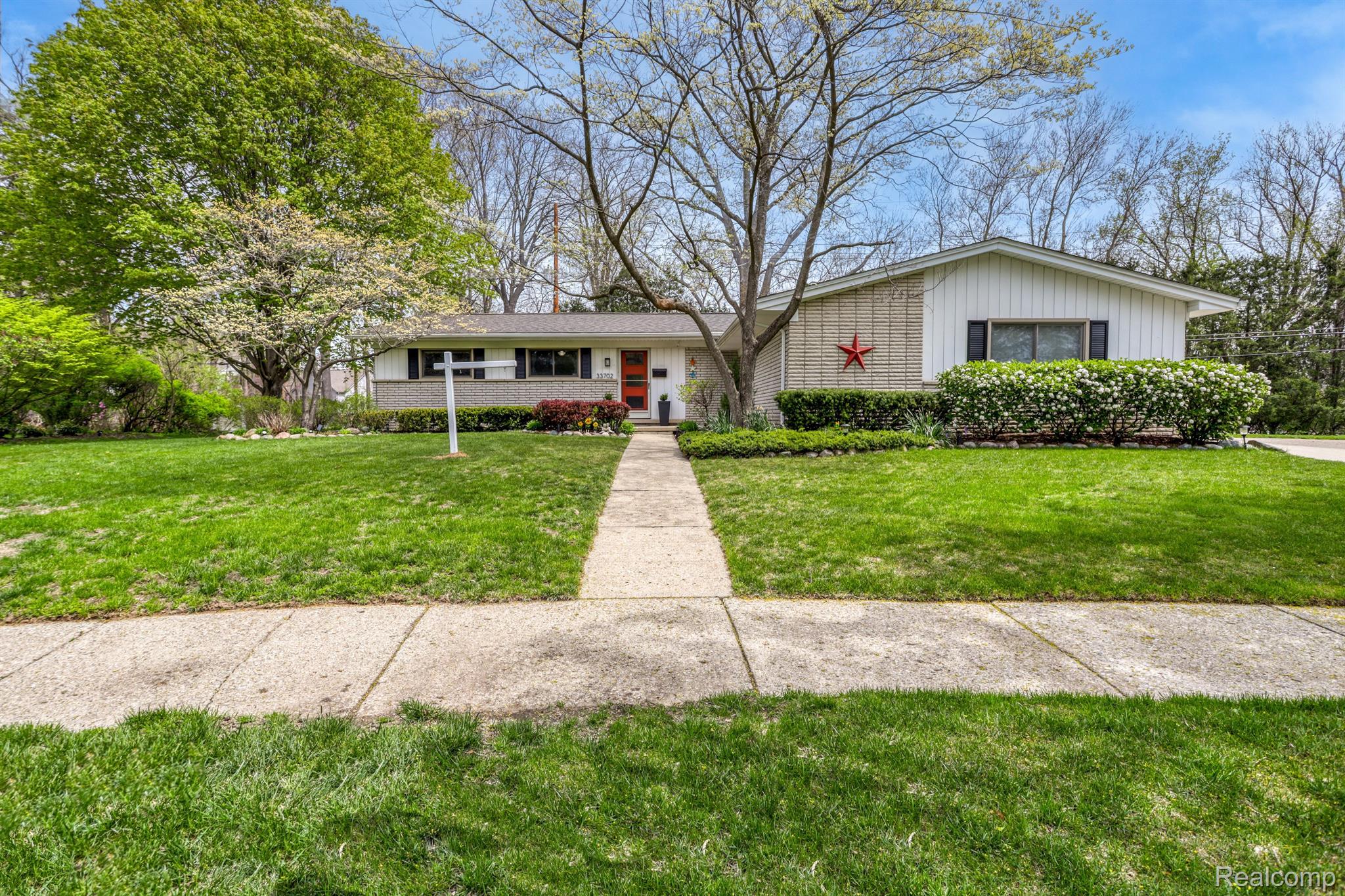 33702 James Farmington, MI 48336 - Photo 1 of 27 Gallery Image 1