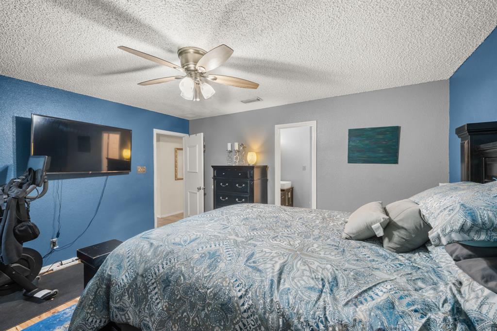 916 Danforth Place Arlington, TX 76017 - Photo 20 of 30 Textured ceiling featuring a ceiling fan with integrated lighting