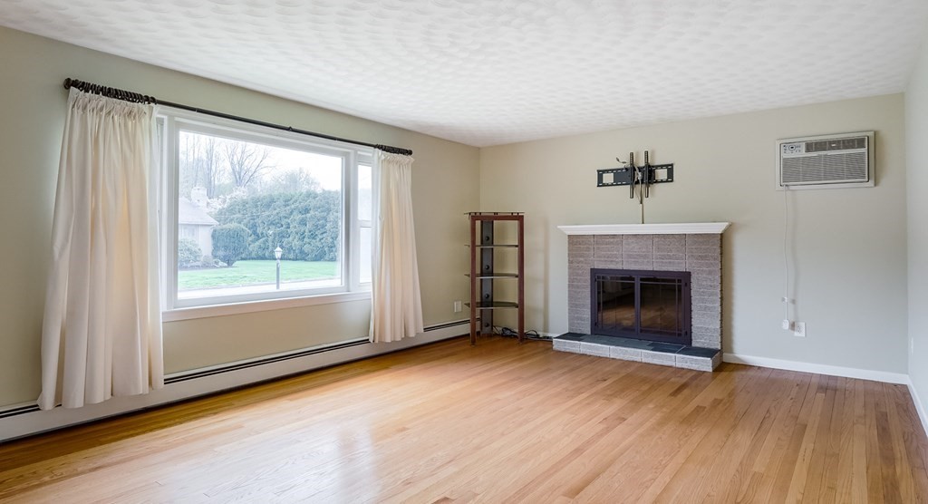 41 Thornton Road Worcester, MA 01606 - Photo 3 of 27 Gallery Image 3