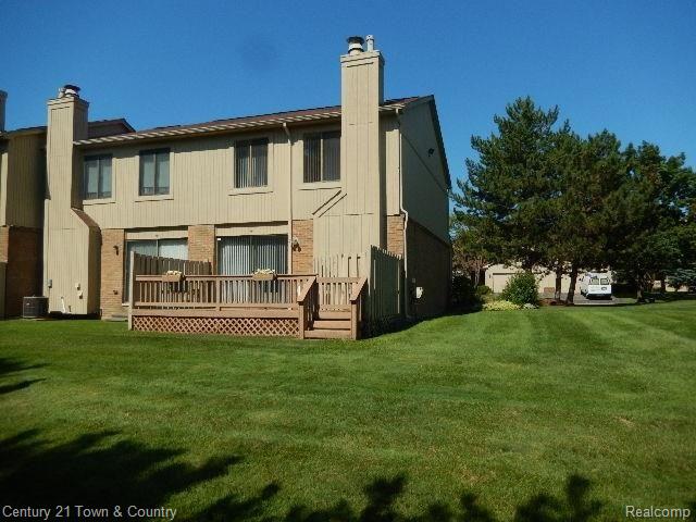684 Tennyson, Unit 9 Rochester, MI 48307 - Photo 17 of 26 Back of condo with view of common area