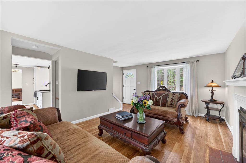 7177 Shannon Road Verona, PA 15147 - Photo 14 of 49 Living room (19x14)