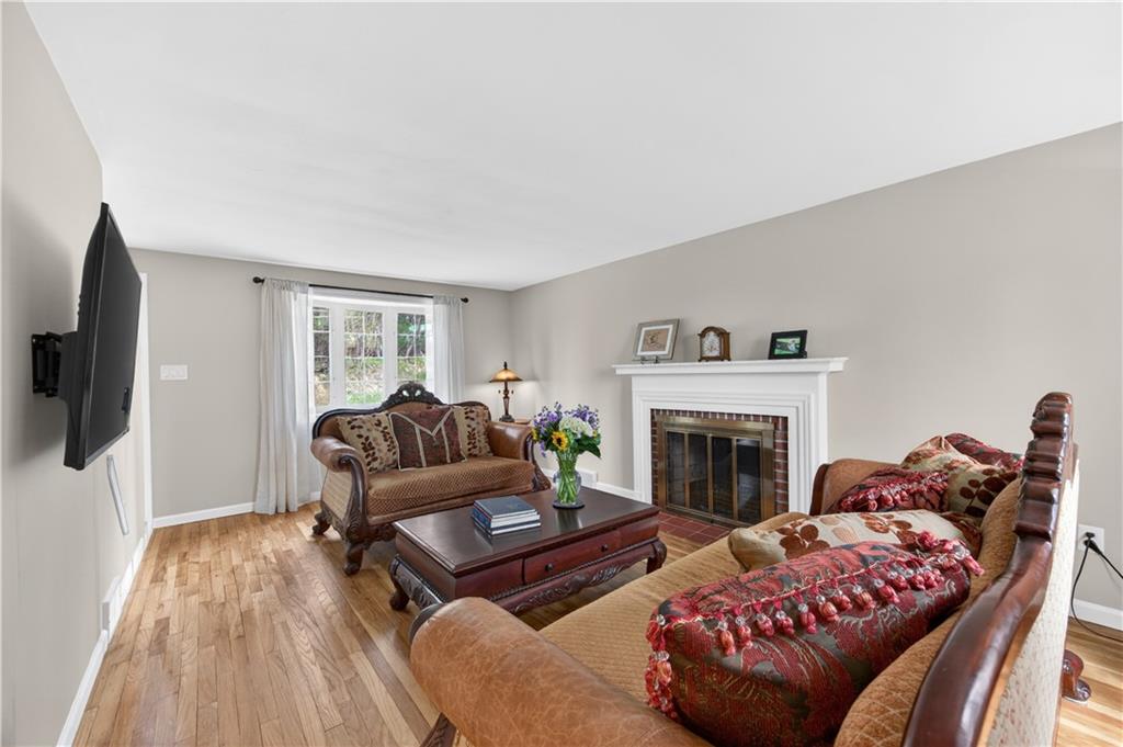 7177 Shannon Road Verona, PA 15147 - Photo 16 of 49 Living room (19x14)