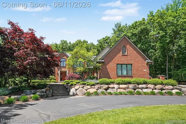 $1,020,000 | 1300 Oak Hollow Drive, Milford, MI 48380