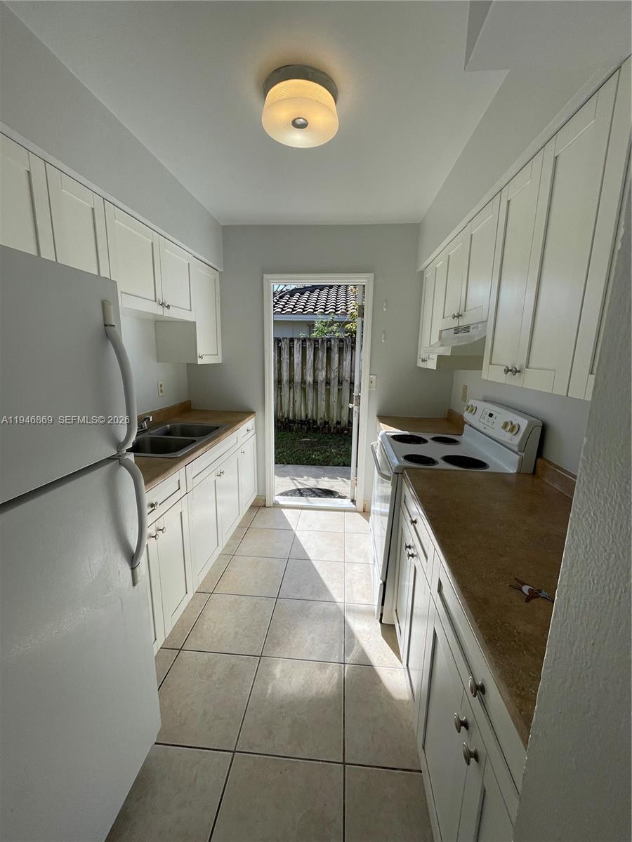 5550 Northeast 20th Terrace, Unit 3 Fort Lauderdale, FL 33308 - Photo 5 of 14 a kitchen with a stove a refrigerator and a sink