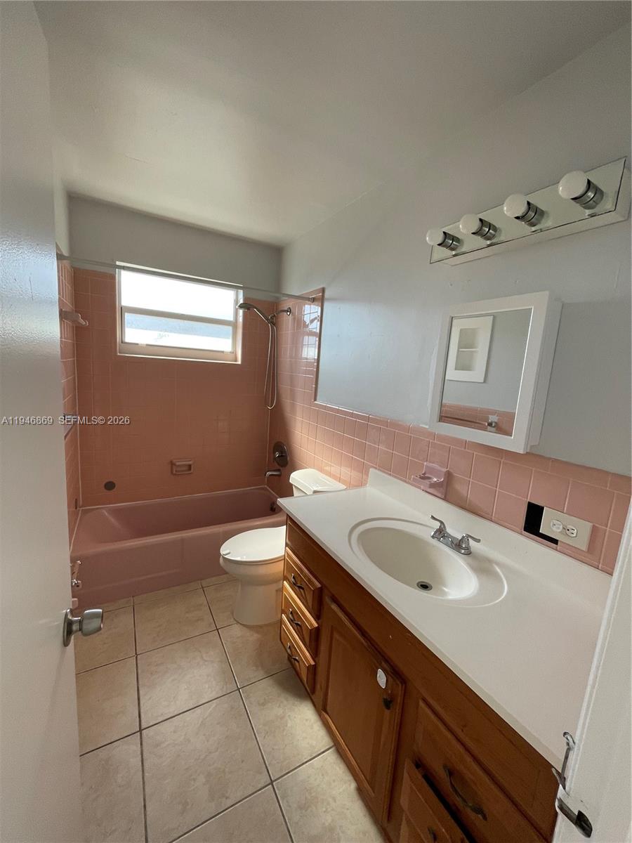 5550 Northeast 20th Terrace, Unit 3 Fort Lauderdale, FL 33308 - Photo 6 of 14 a bathroom with a sink toilet and tub