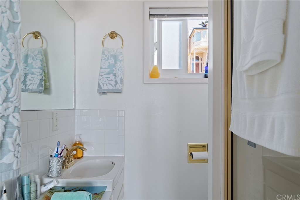 188 8th Street Cayucos, CA 93430 - Photo 31 of 33 a bathroom with a window and mirror