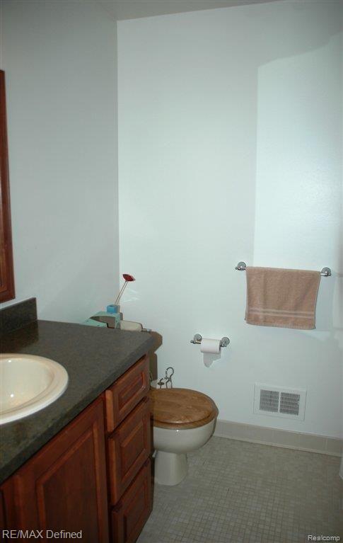 2297 Norton Road Rochester, MI 48307 - Photo 7 of 21 2nd floor bath.JPG