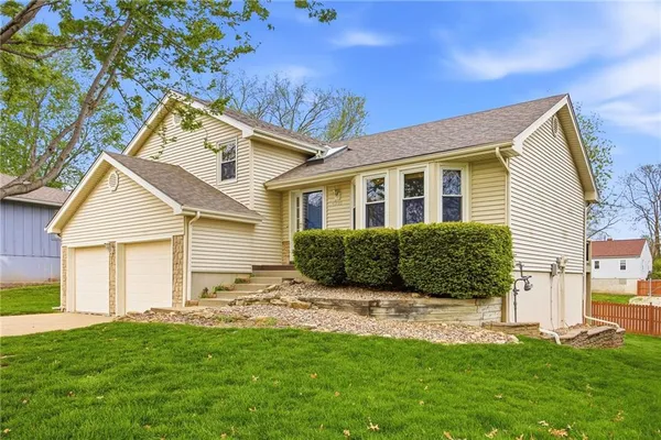 $349,900 | 6721 North St Clair Court, Kansas City, MO 64151